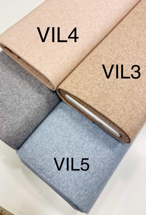 Susegamas žieminis merino vilnos trikotažo šalmukas su bumbulais, 3 spalvos